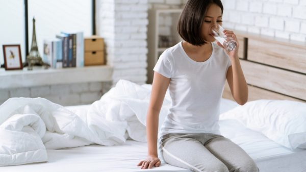 6 tanda bahwa kamu kurang minum air putih